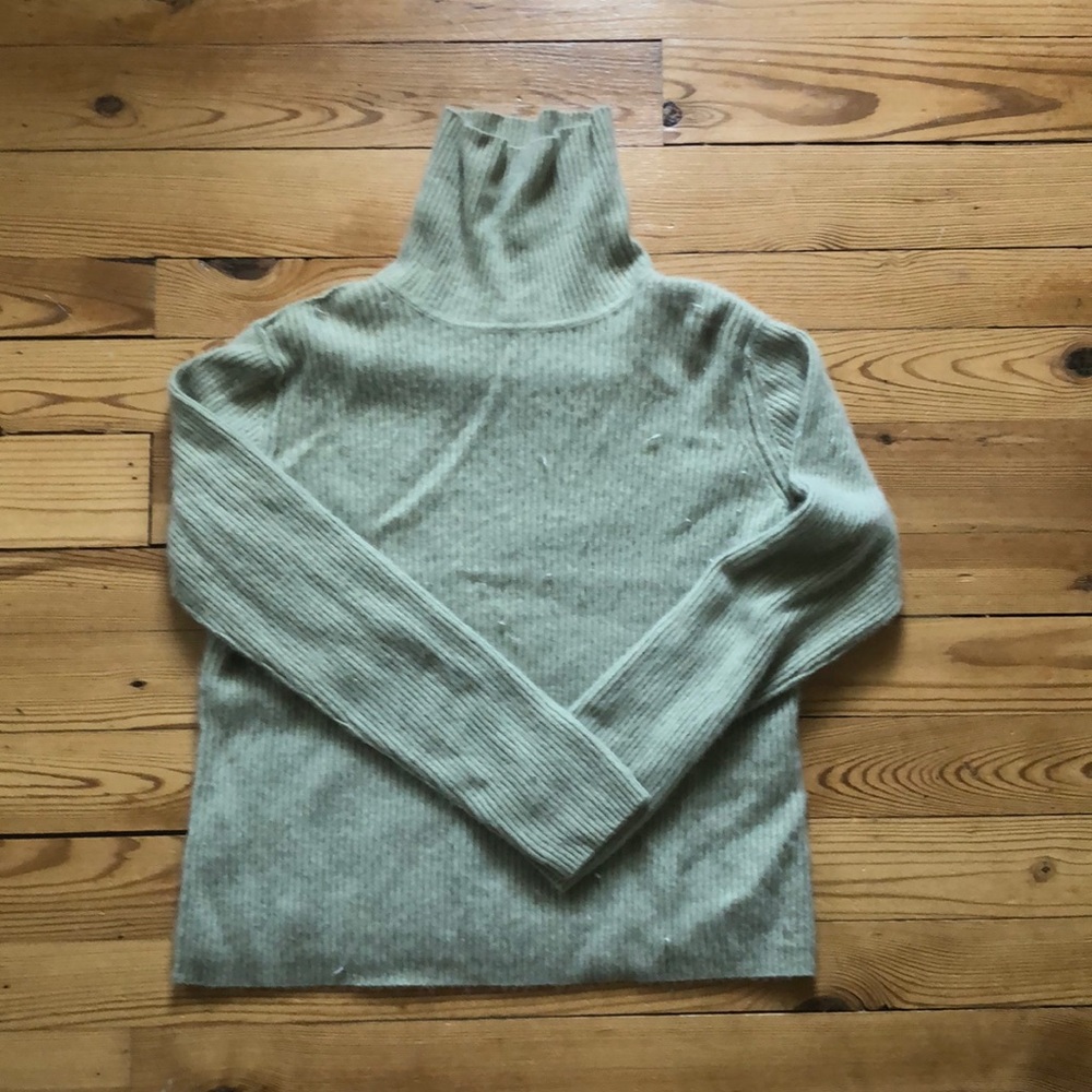 Green soft turtleneck